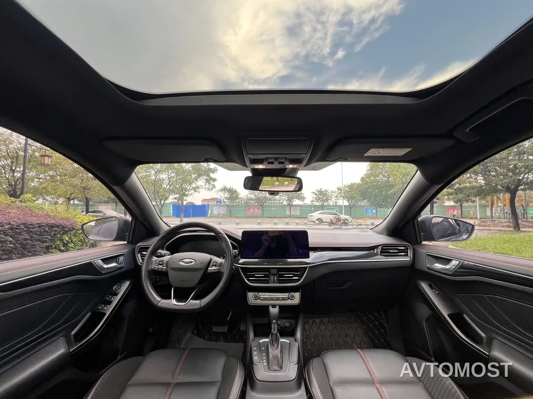 Ford Focus 2022 Hatchback EcoBoost 180 Automatic ST Line — фото 11