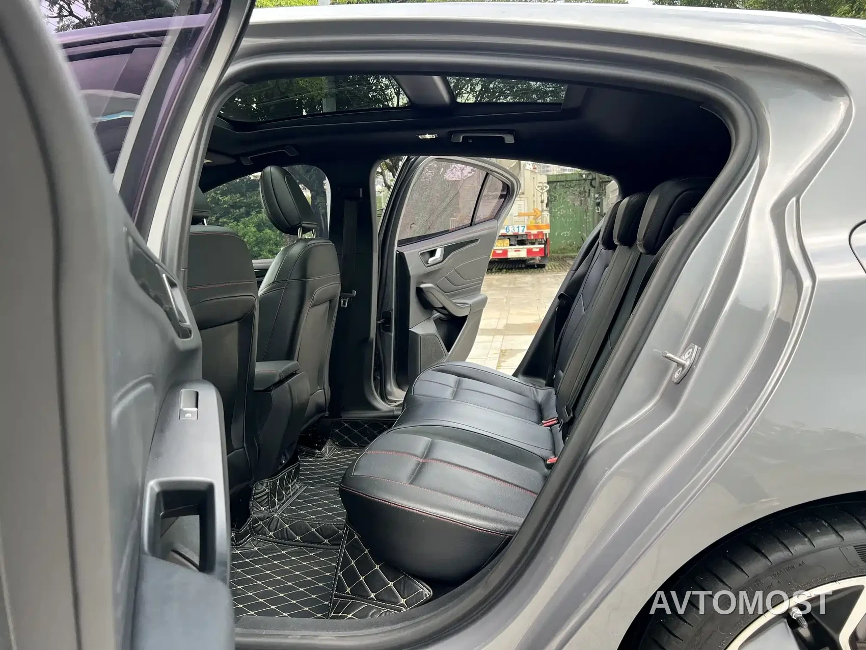 Ford Focus 2022 Hatchback EcoBoost 180 Automatic ST Line — фото 13