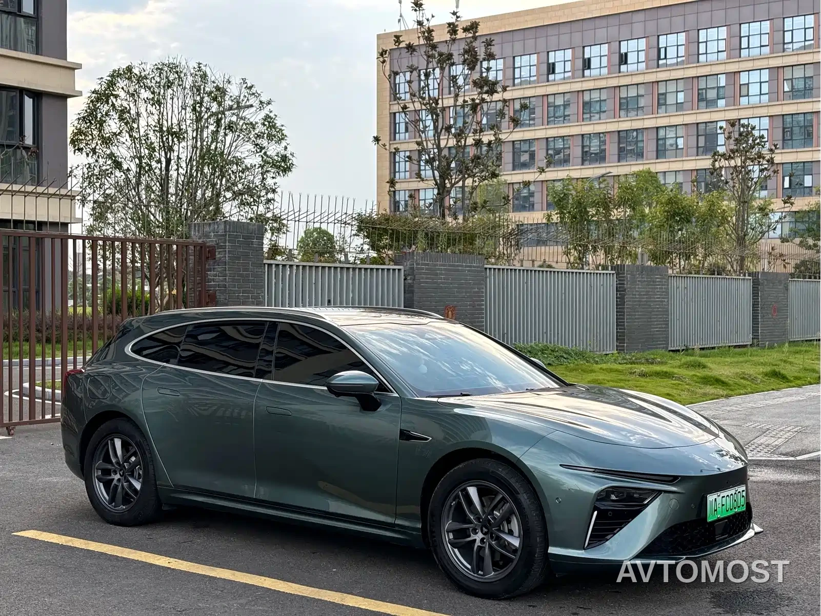 Nezha S Shooting Brake 2024 Model Range Extender 300 Standard — фото 2