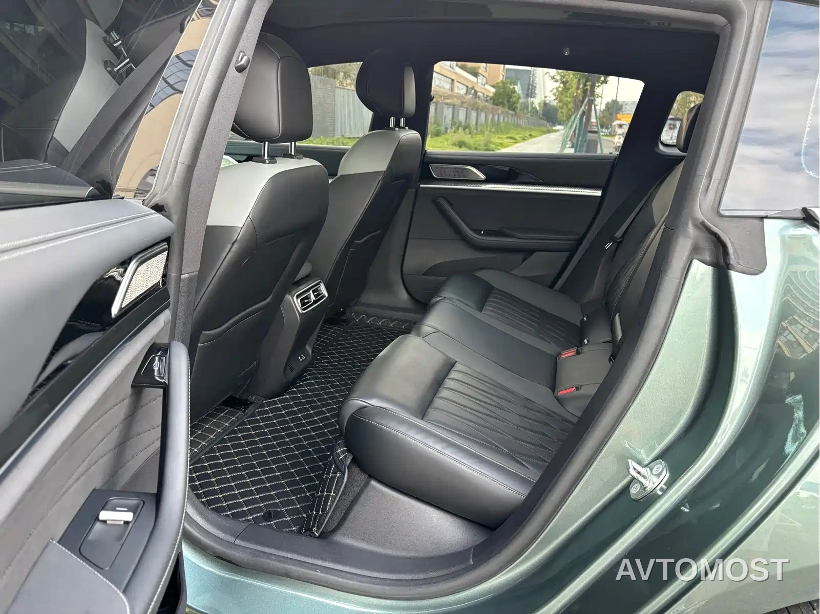Nezha S Shooting Brake 2024 Model Range Extender 300 Standard — фото 4