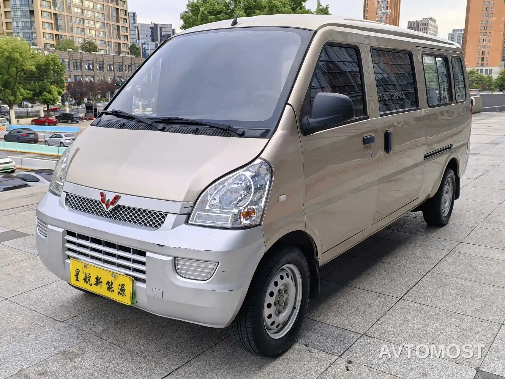 Wuling Rongguang EV 2020 Passenger Van Basic 7-seater 300KM — фото 1