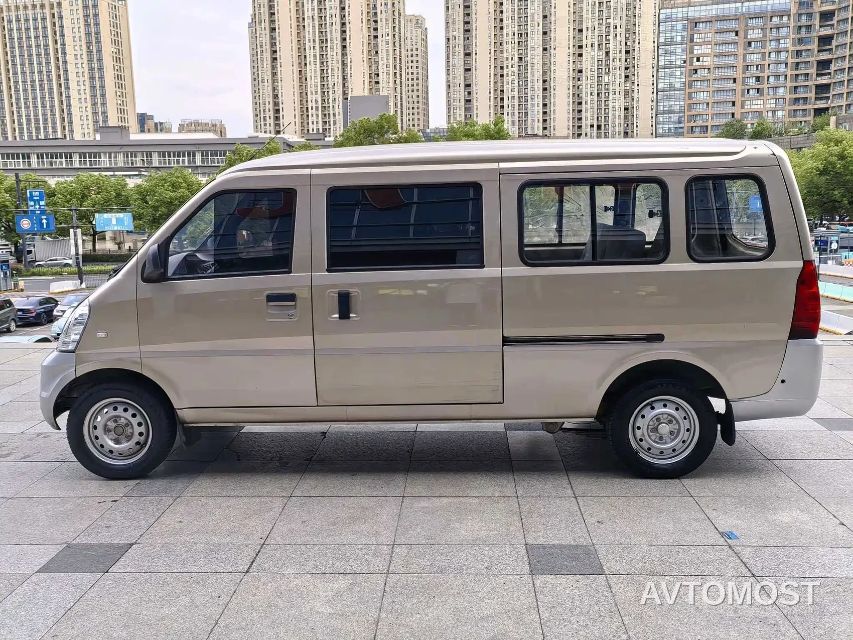 Wuling Rongguang EV 2020 Passenger Van Basic 7-seater 300KM — фото 6