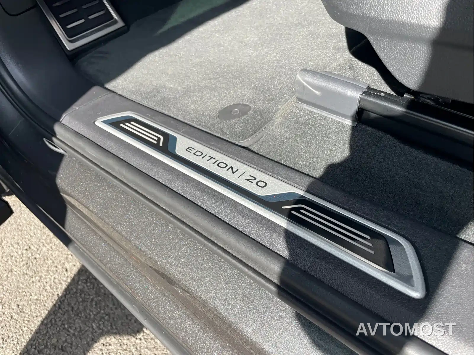 Volkswagen Touareg 2022 3.0TSI 20th Anniversary Special Edition — фото 17