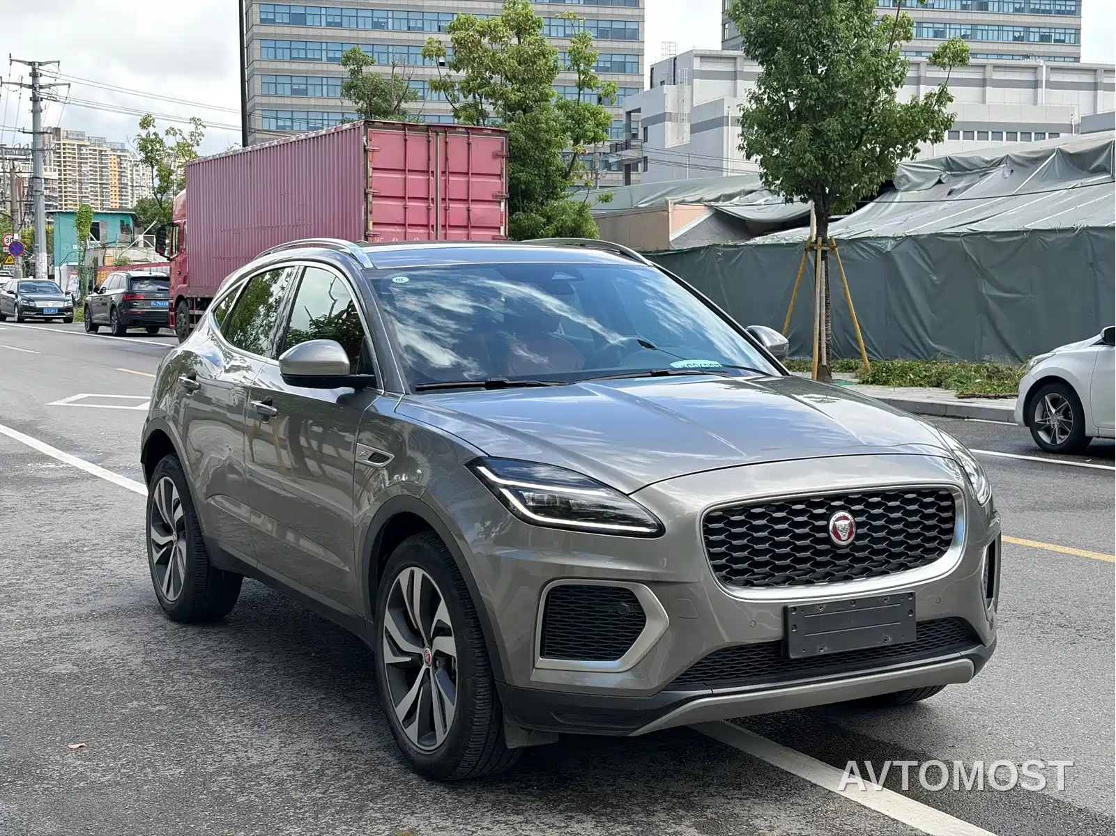 Jaguar E-PACE 2024 Youth Sport Edition R-DYNAMIC — фото 3