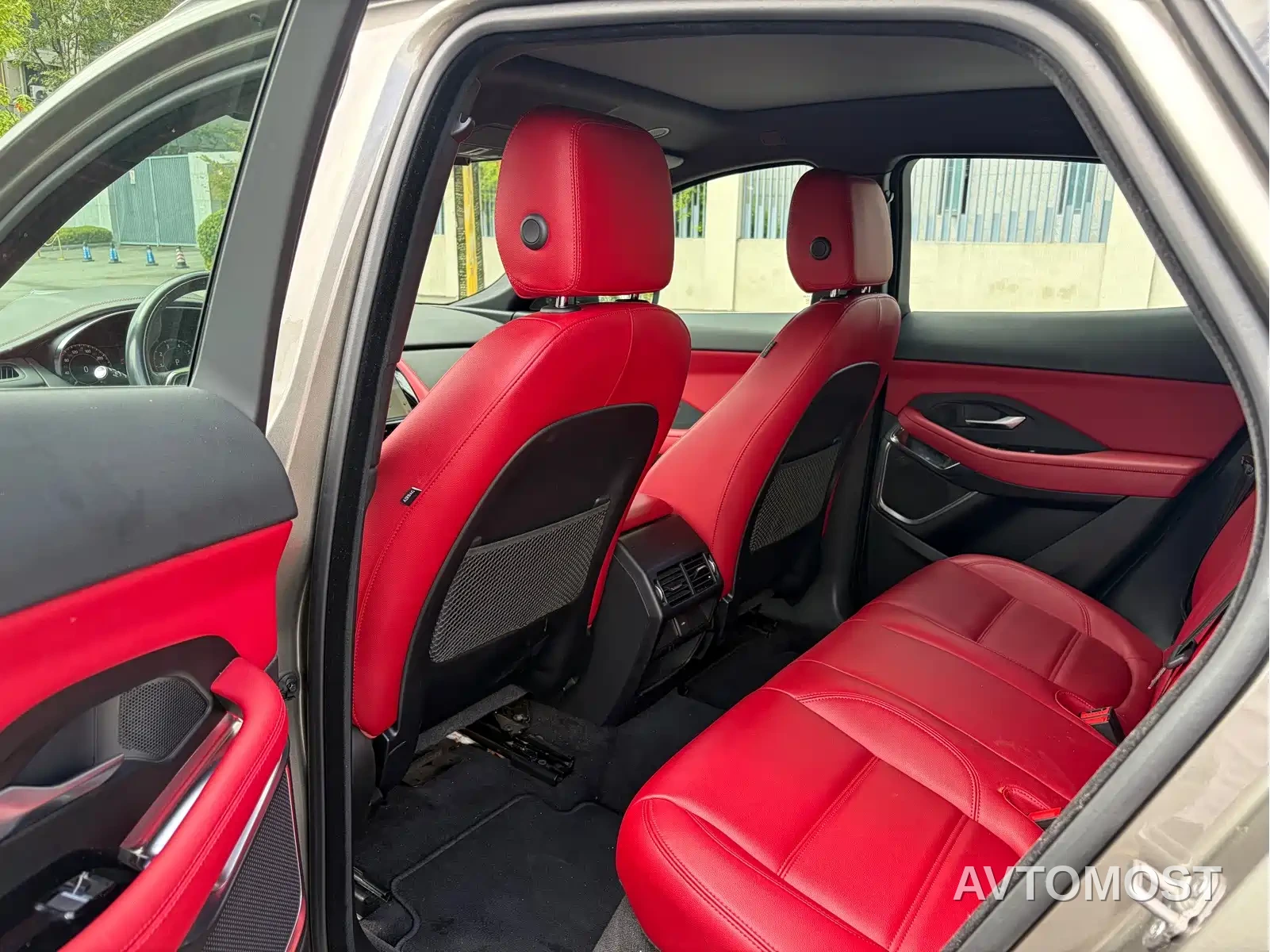 Jaguar E-PACE 2024 Youth Sport Edition R-DYNAMIC — фото 8