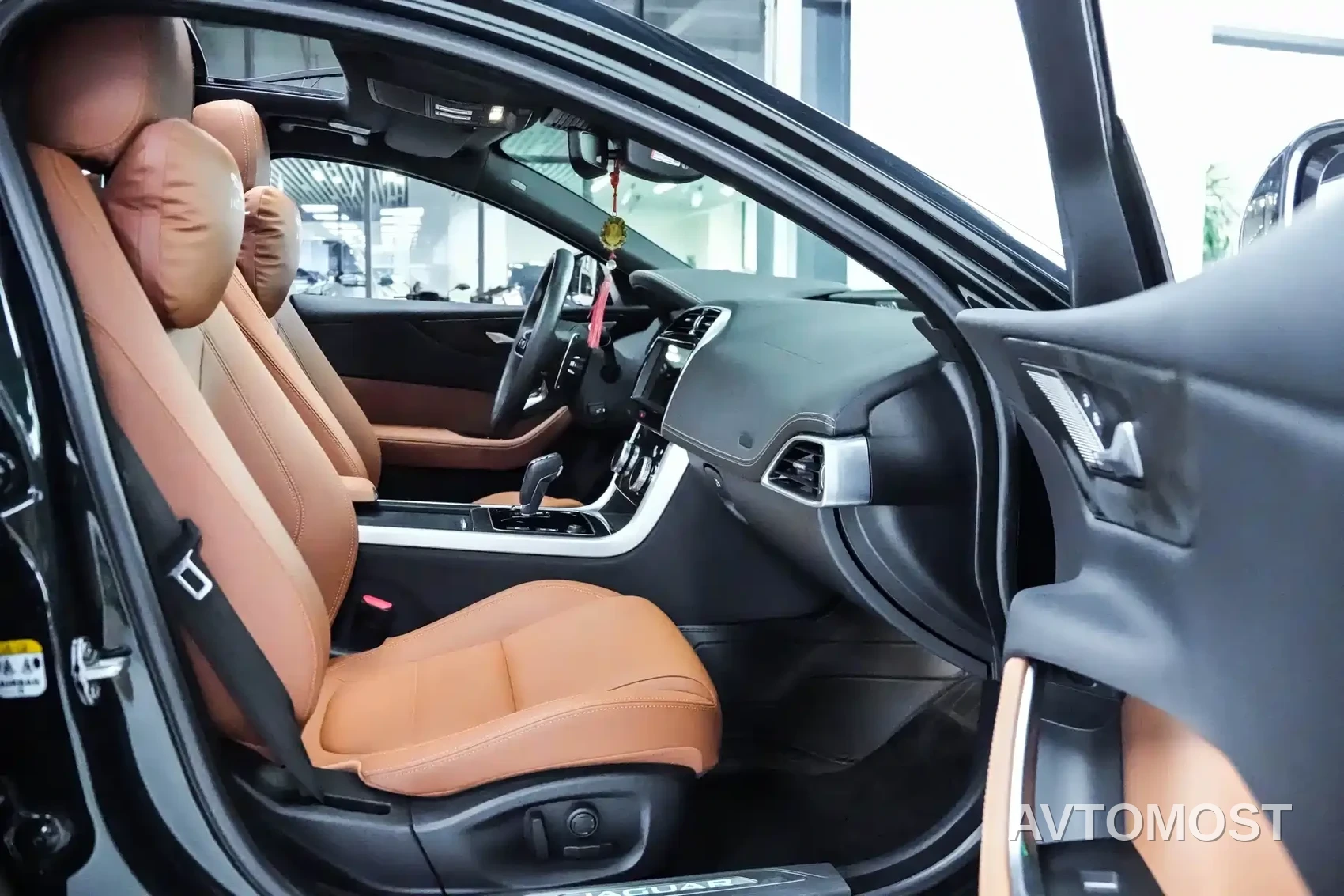 Jaguar XEL 2024 Model 2.0T 250PS R-DYNAMIC S Gloss Black Sport Edition — фото 8