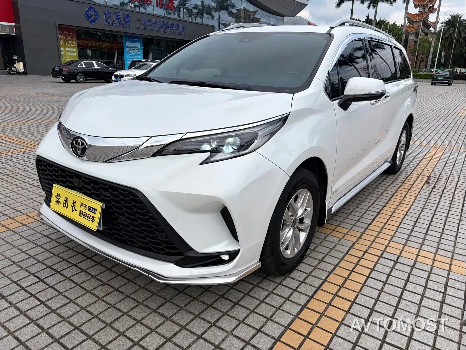 Toyota Granvia 2024 2.5L Hybrid Comfort — фото 1