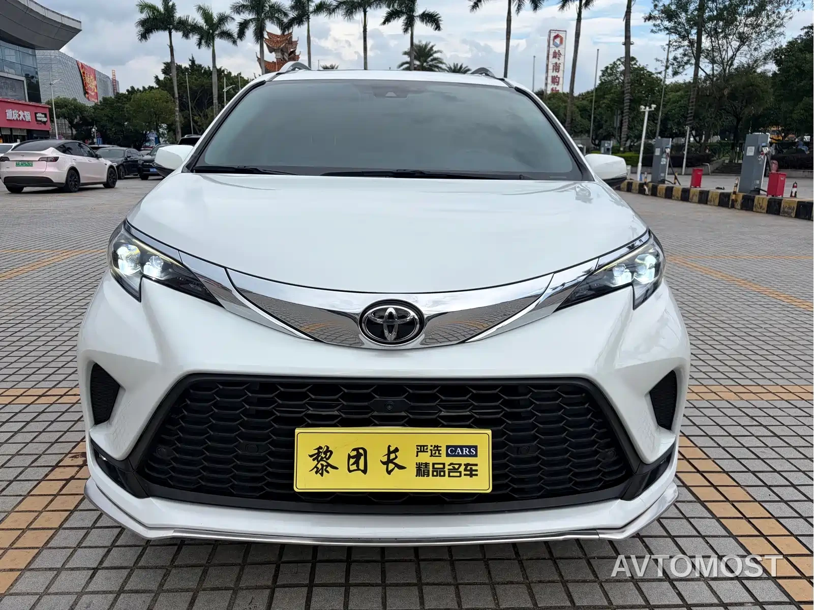 Toyota Granvia 2024 2.5L Hybrid Comfort — фото 2