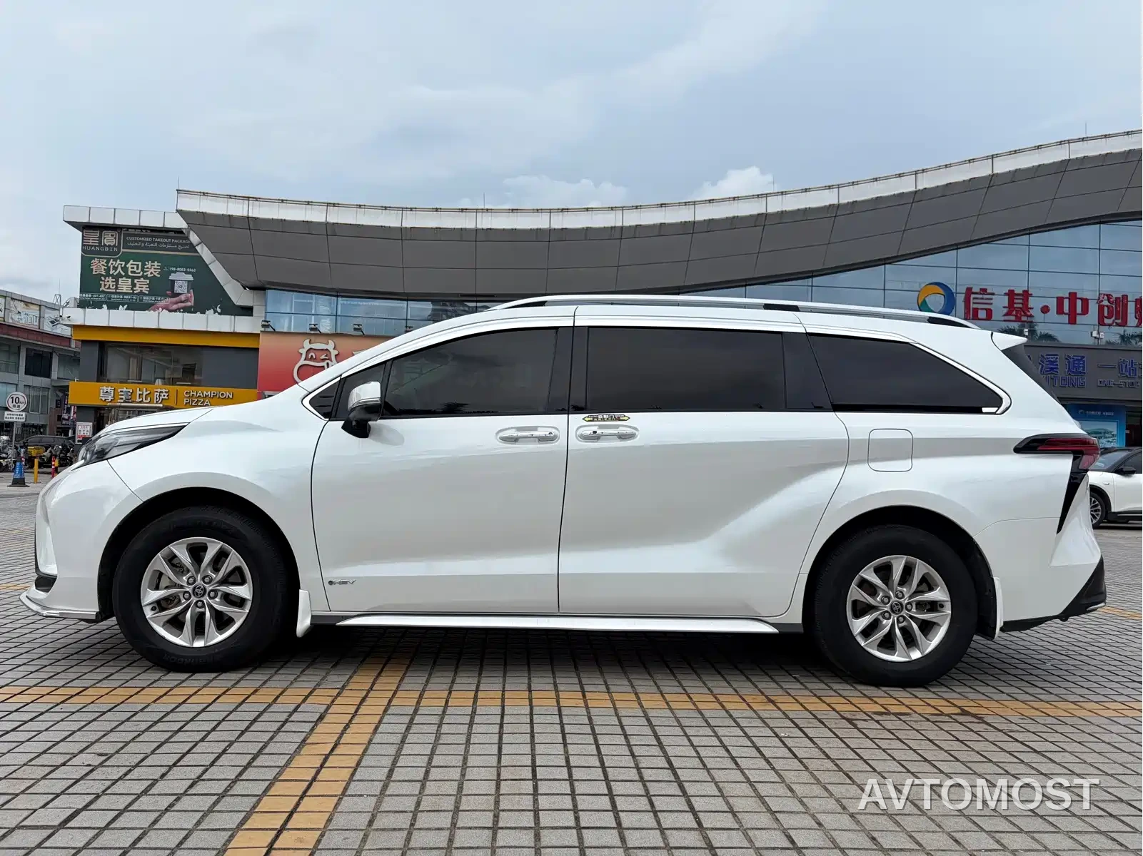 Toyota Granvia 2024 2.5L Hybrid Comfort — фото 5