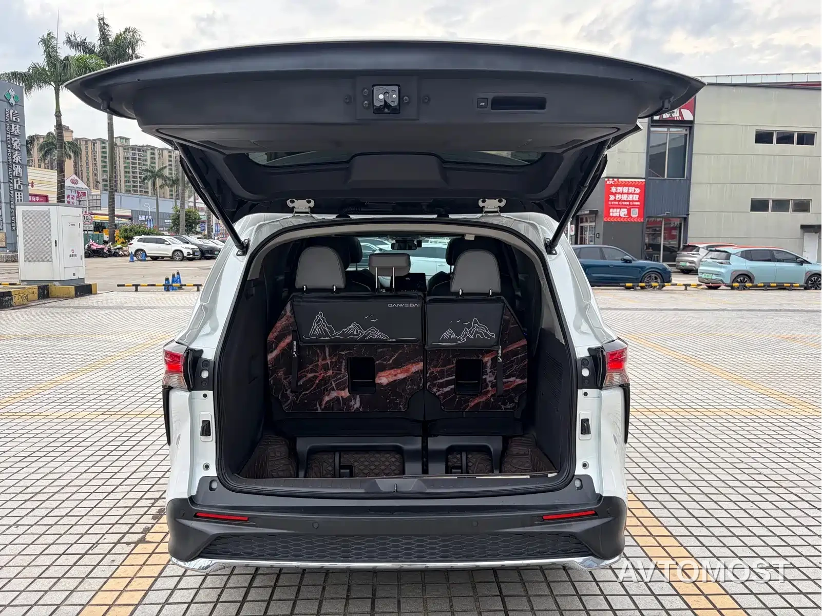 Toyota Granvia 2024 2.5L Hybrid Comfort — фото 9