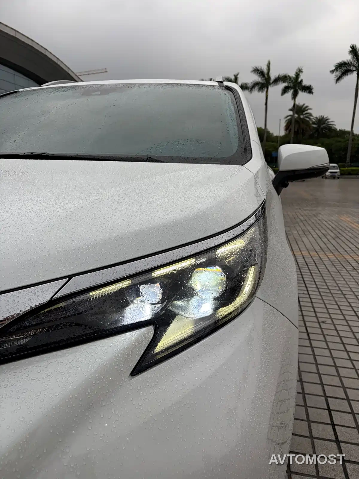 Toyota Granvia 2024 2.5L Hybrid Comfort — фото 10
