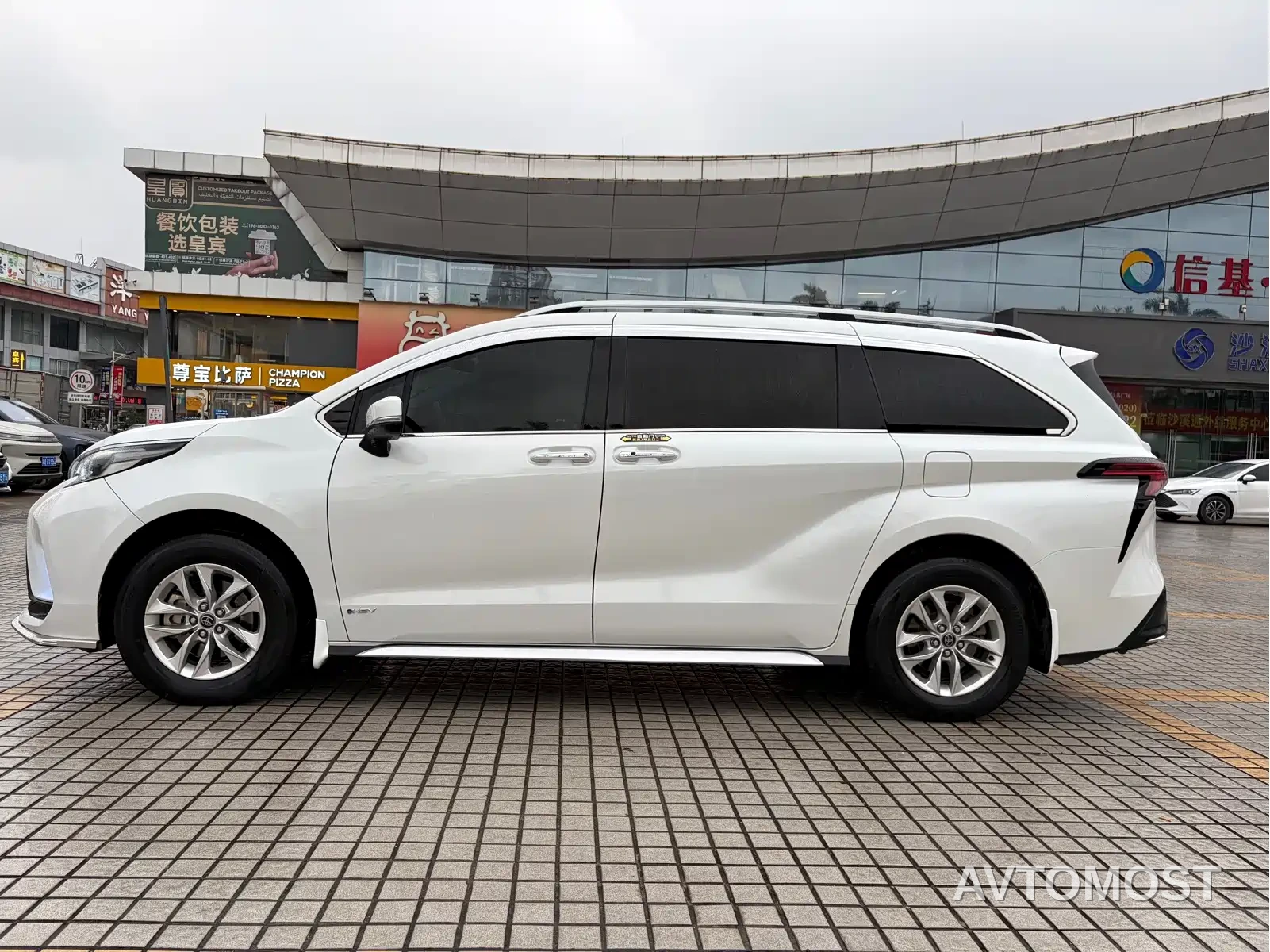 Toyota Granvia 2024 2.5L Hybrid Comfort — фото 13