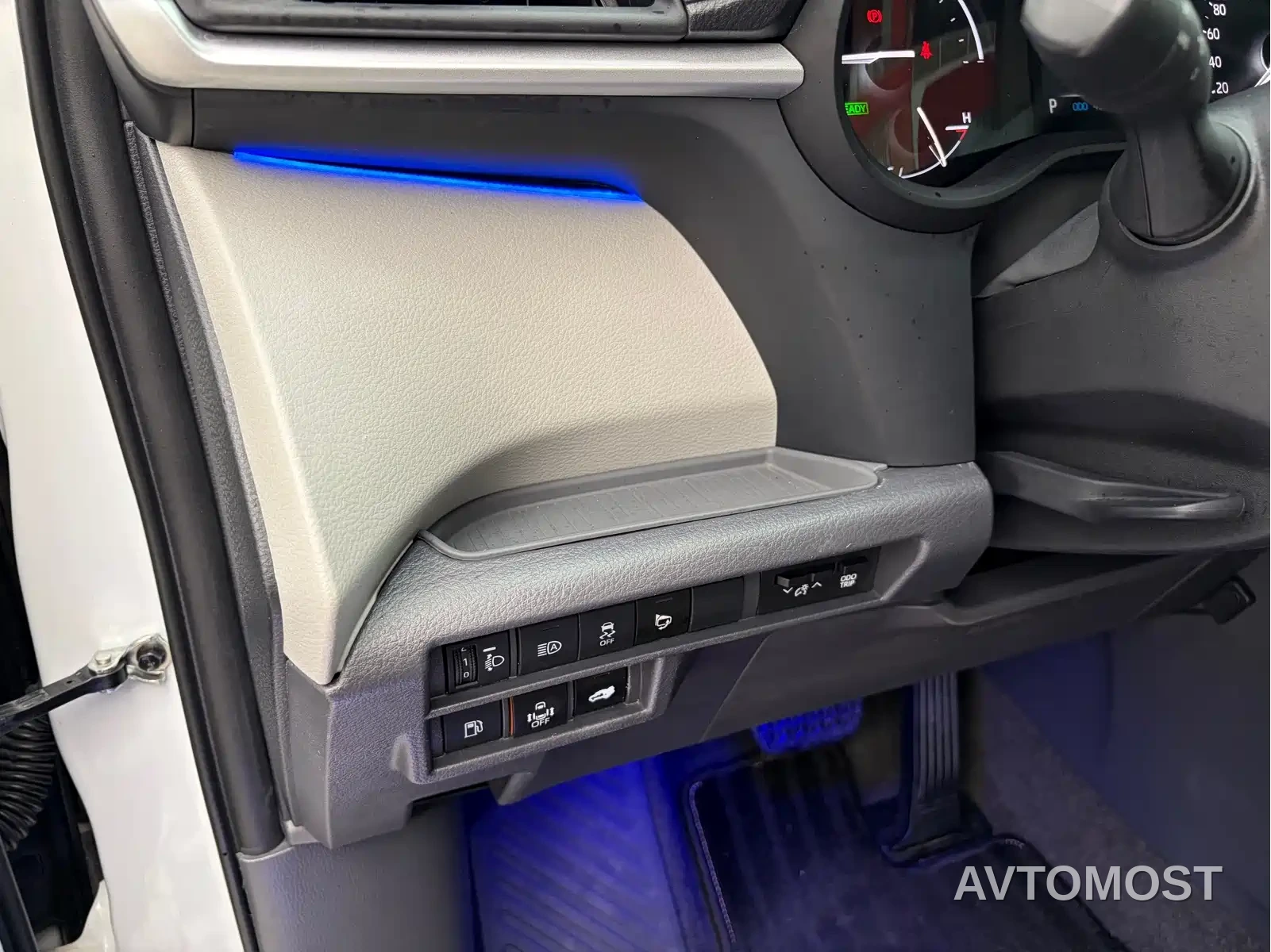 Toyota Granvia 2024 2.5L Hybrid Comfort — фото 16