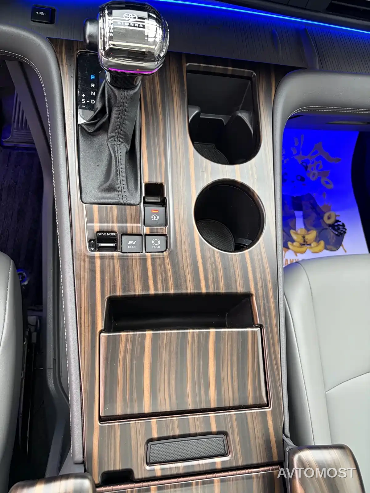 Toyota Granvia 2024 2.5L Hybrid Comfort — фото 18