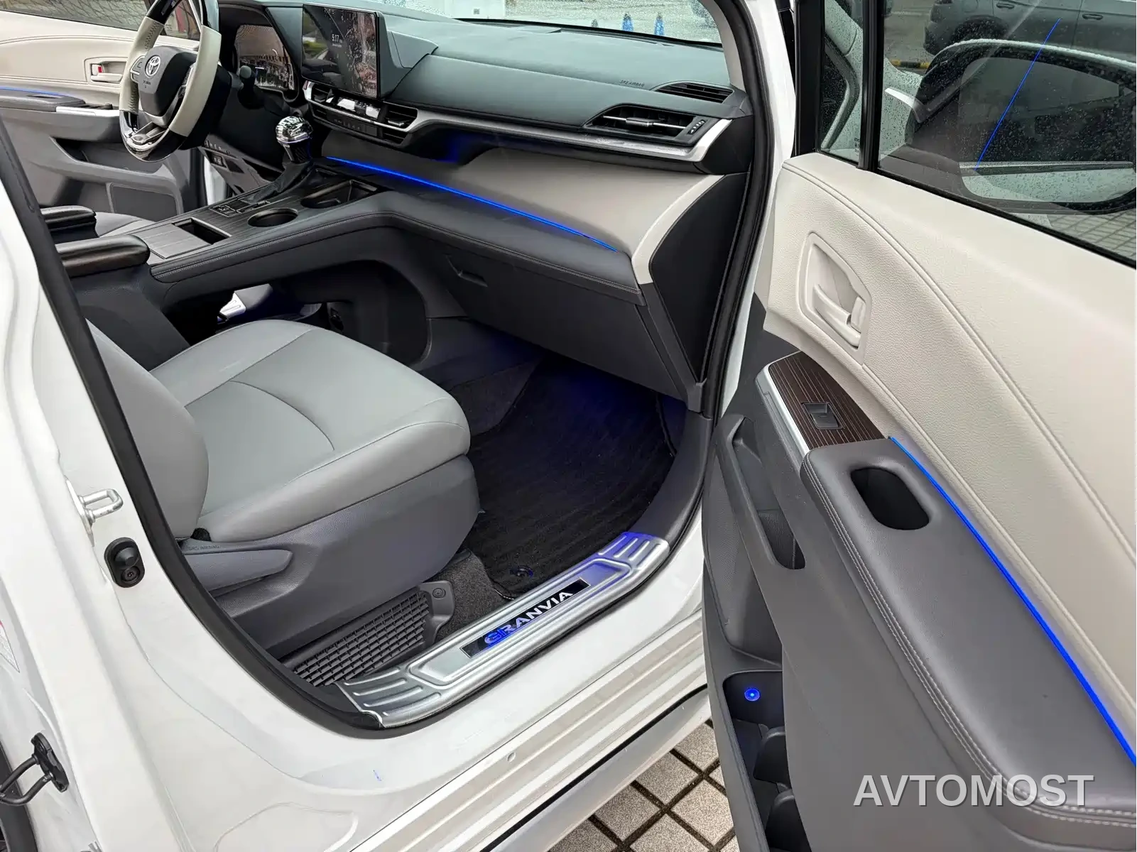 Toyota Granvia 2024 2.5L Hybrid Comfort — фото 20