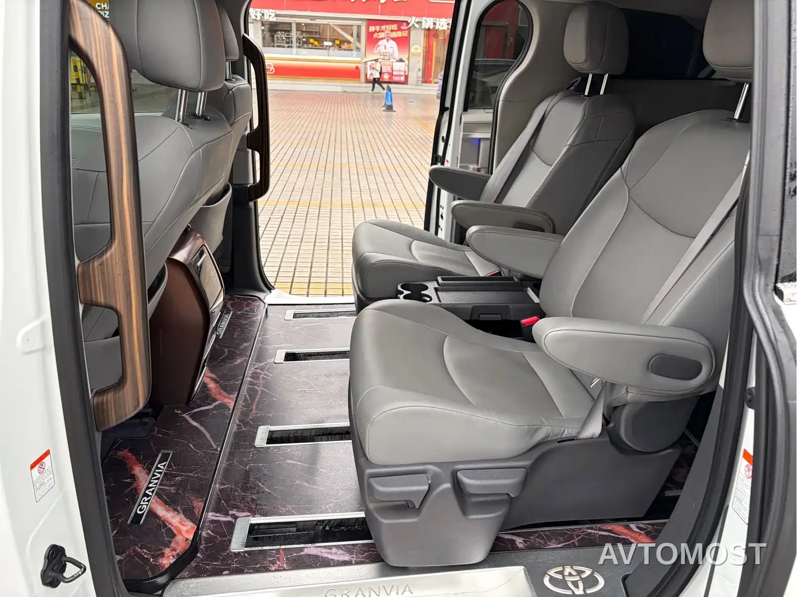 Toyota Granvia 2024 2.5L Hybrid Comfort — фото 21