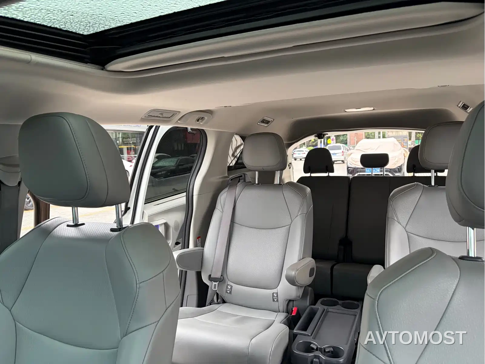 Toyota Granvia 2024 2.5L Hybrid Comfort — фото 23