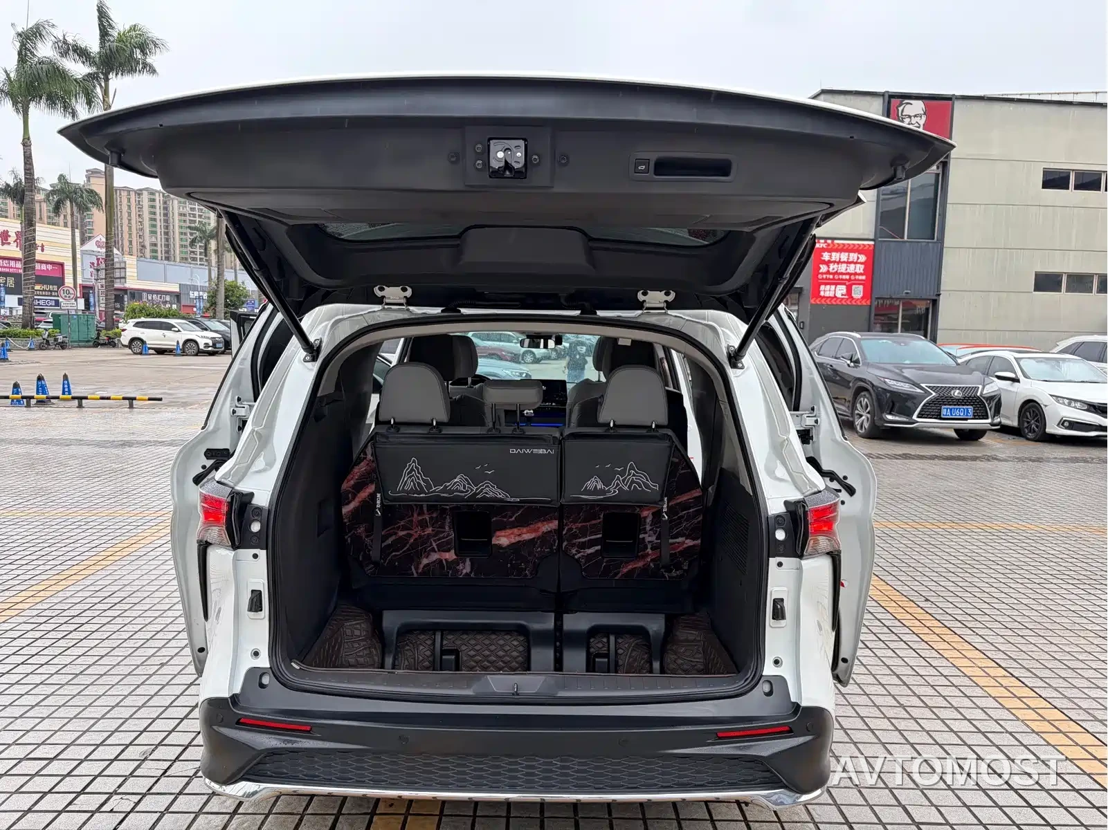 Toyota Granvia 2024 2.5L Hybrid Comfort — фото 26