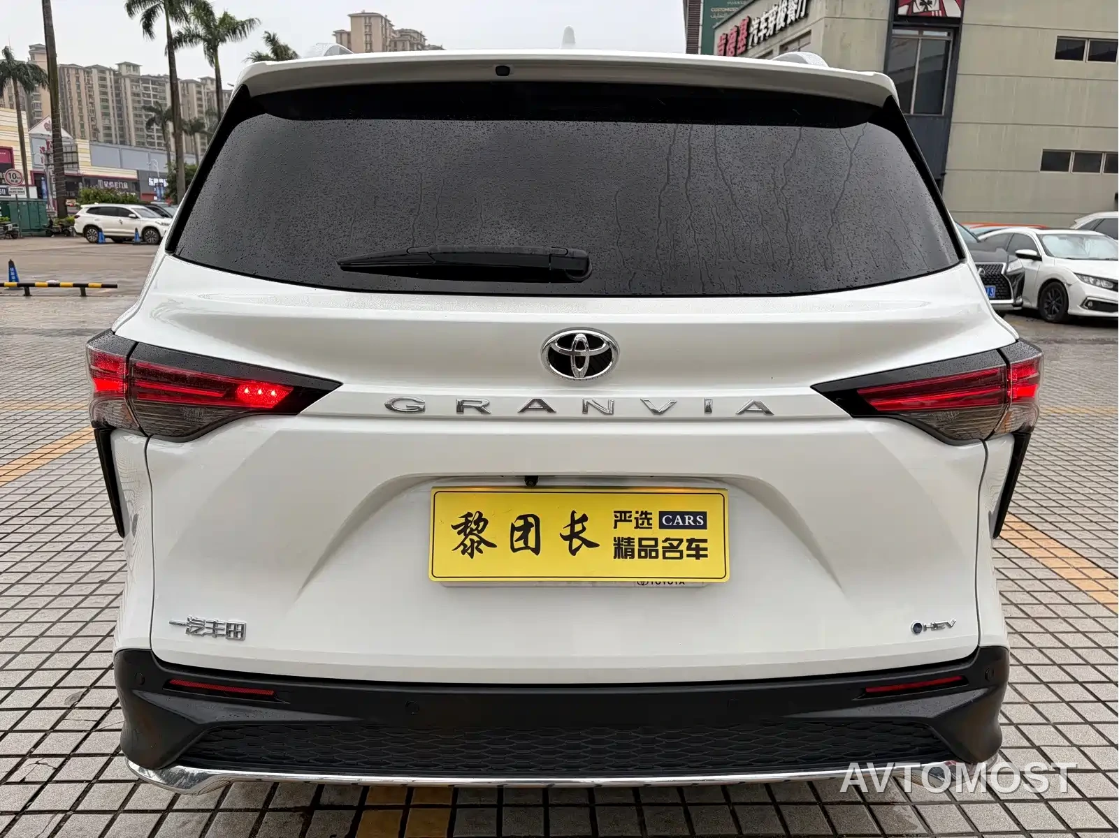 Toyota Granvia 2024 2.5L Hybrid Comfort — фото 31