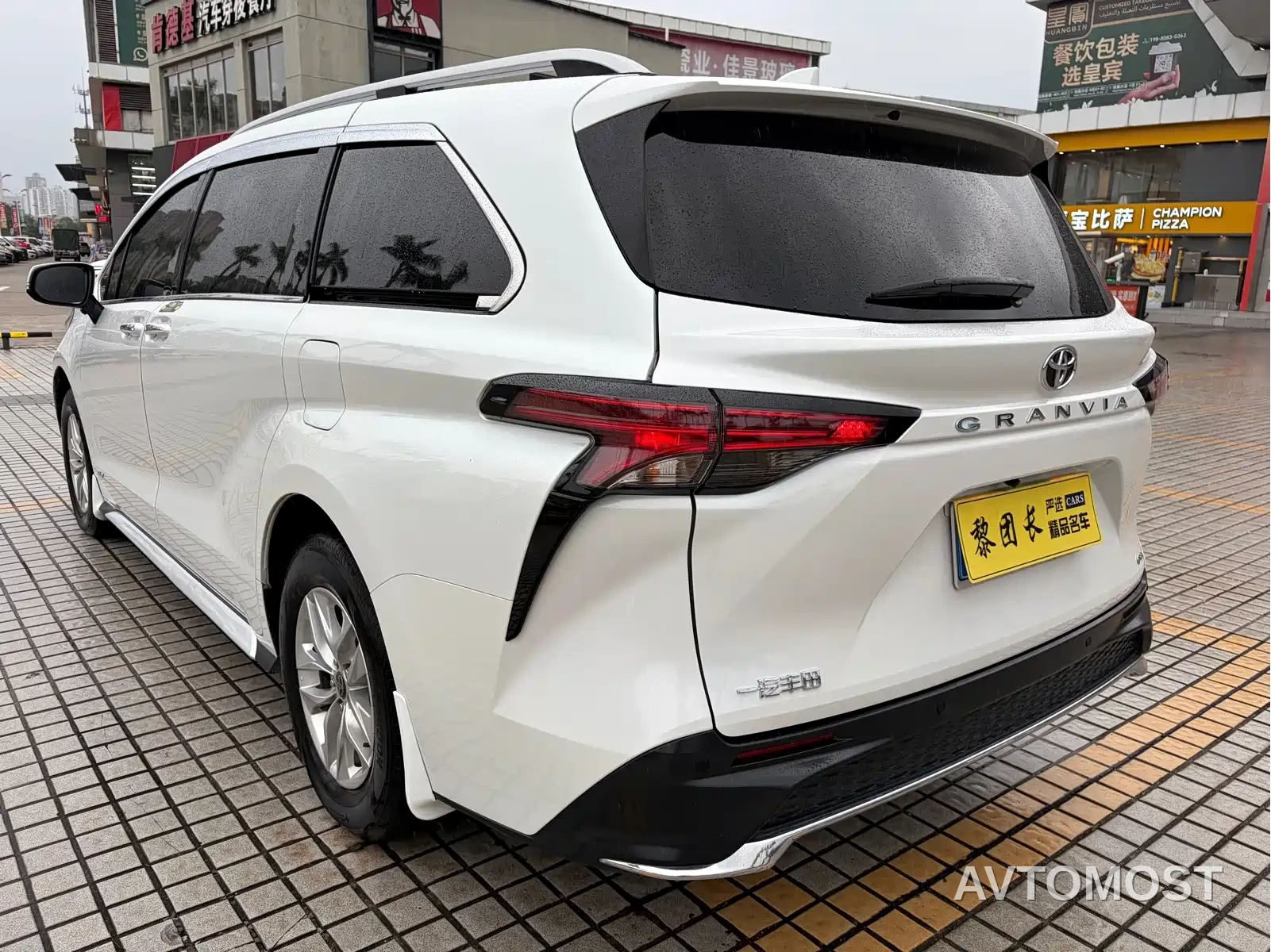 Toyota Granvia 2024 2.5L Hybrid Comfort — фото 32