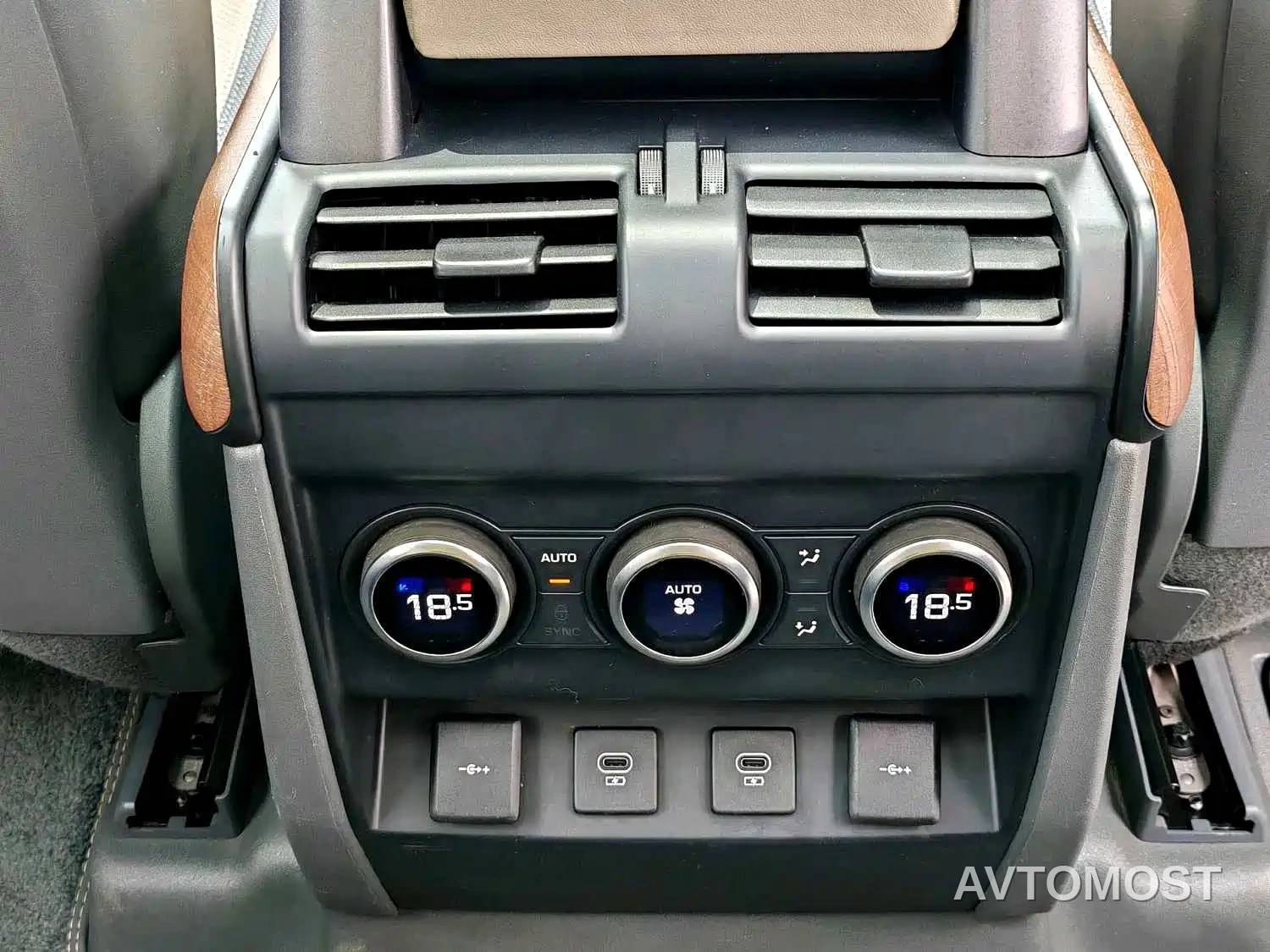 Land Rover Defender 2021 110 P400 X-DYNAMIC HSE — фото 13