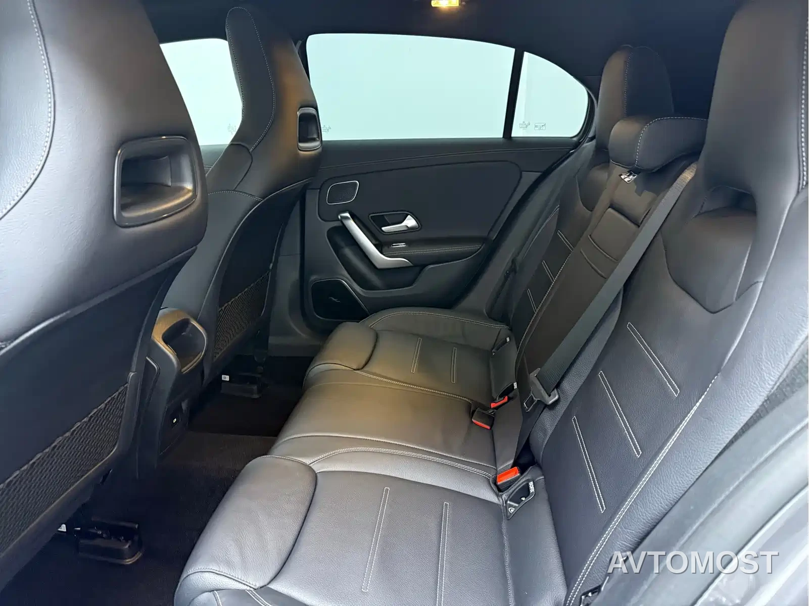 Mercedes-Benz A-Class AMG (Import) 2024 Facelift AMG A 35 4MATIC — фото 8
