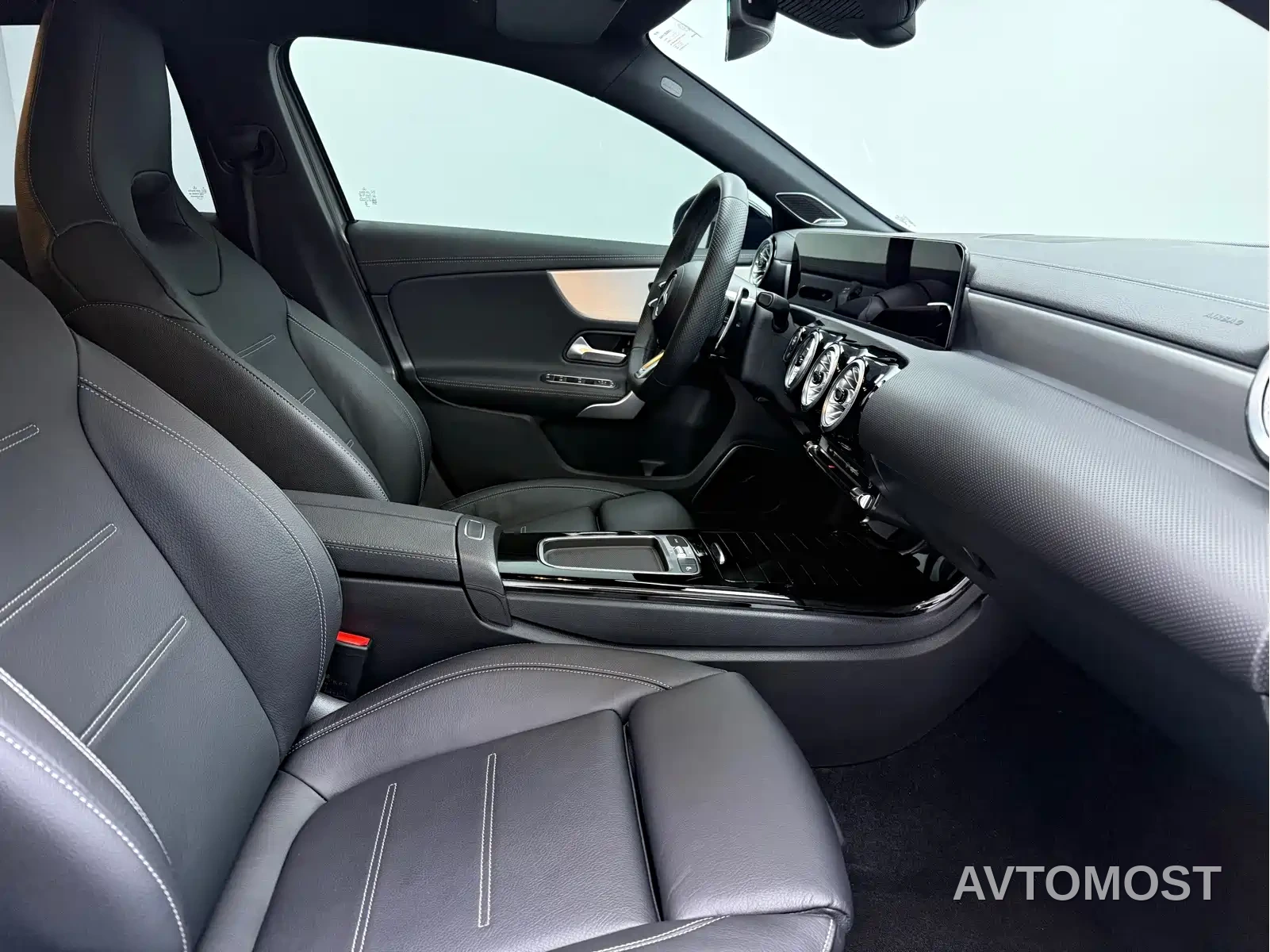 Mercedes-Benz A-Class AMG (Import) 2024 Facelift AMG A 35 4MATIC — фото 12