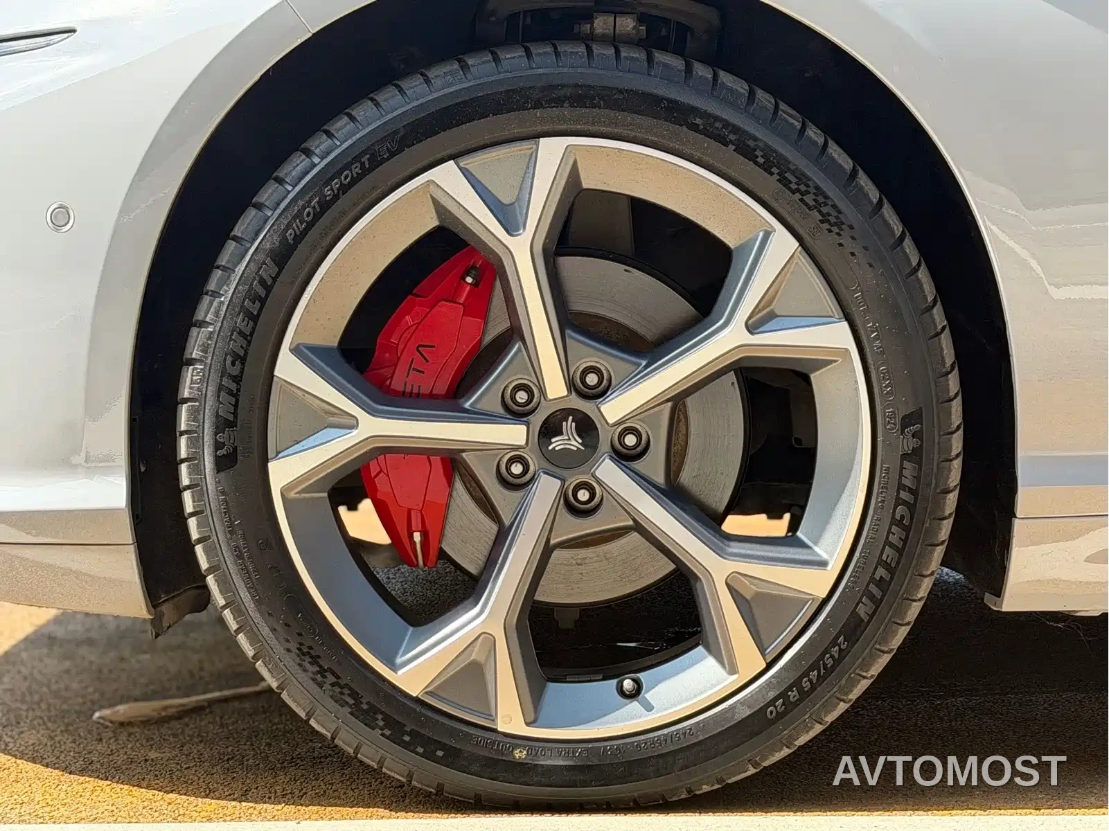 Nezha S Shooting Brake 2024 Extended Range 300 Pro Edition — фото 19