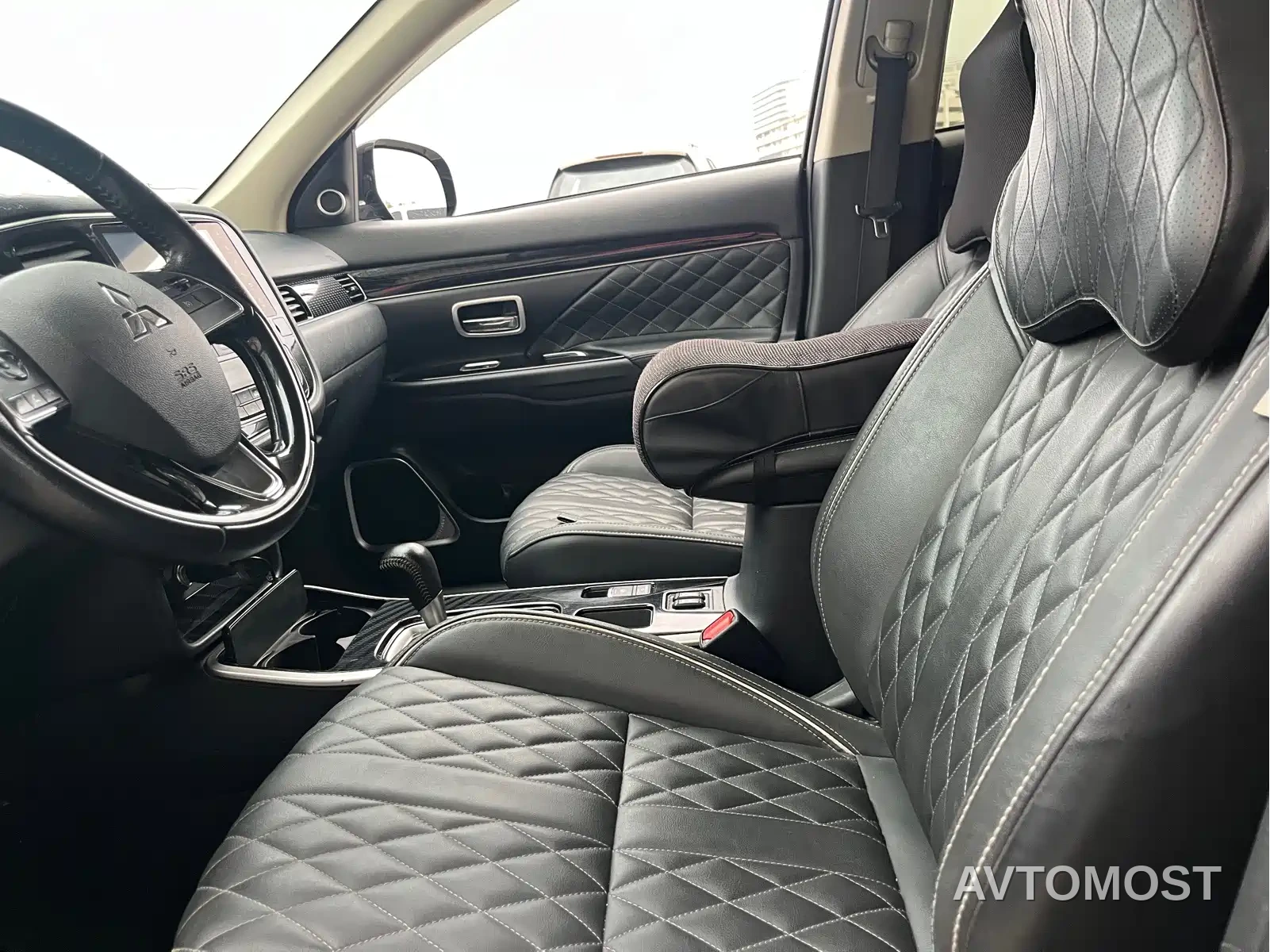 Mitsubishi Outlander 2020 2.0L 2WD Premium 5-seater — фото 13