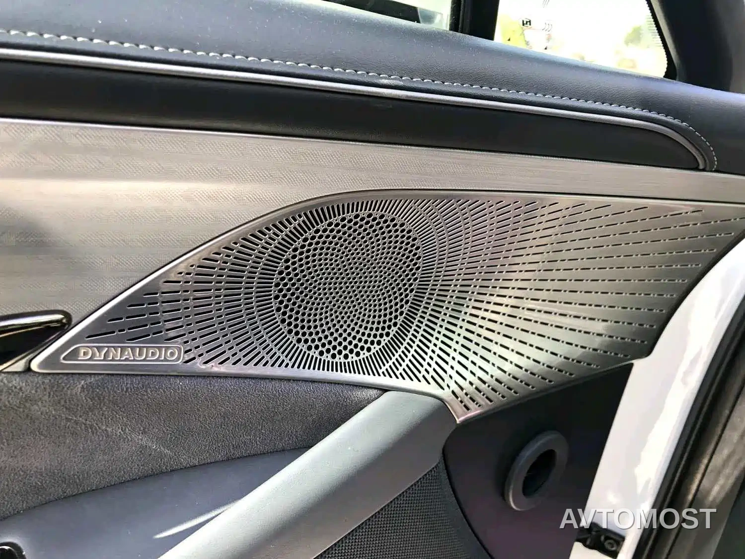 VOYAH Zhuiguang 2024 PHEV AWD Ultra Long Range Flagship — фото 8