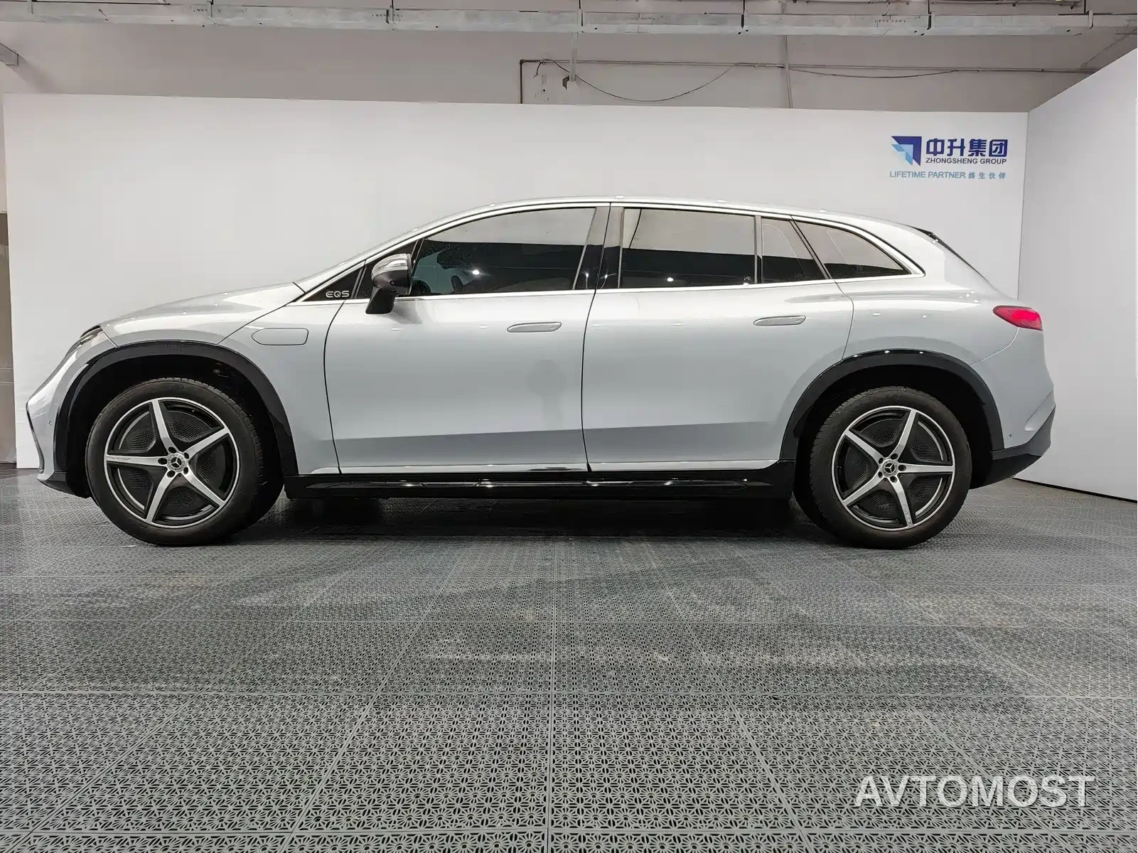 Mercedes-Benz EQS SUV 2023 450 4MATIC Pioneer Edition — фото 7