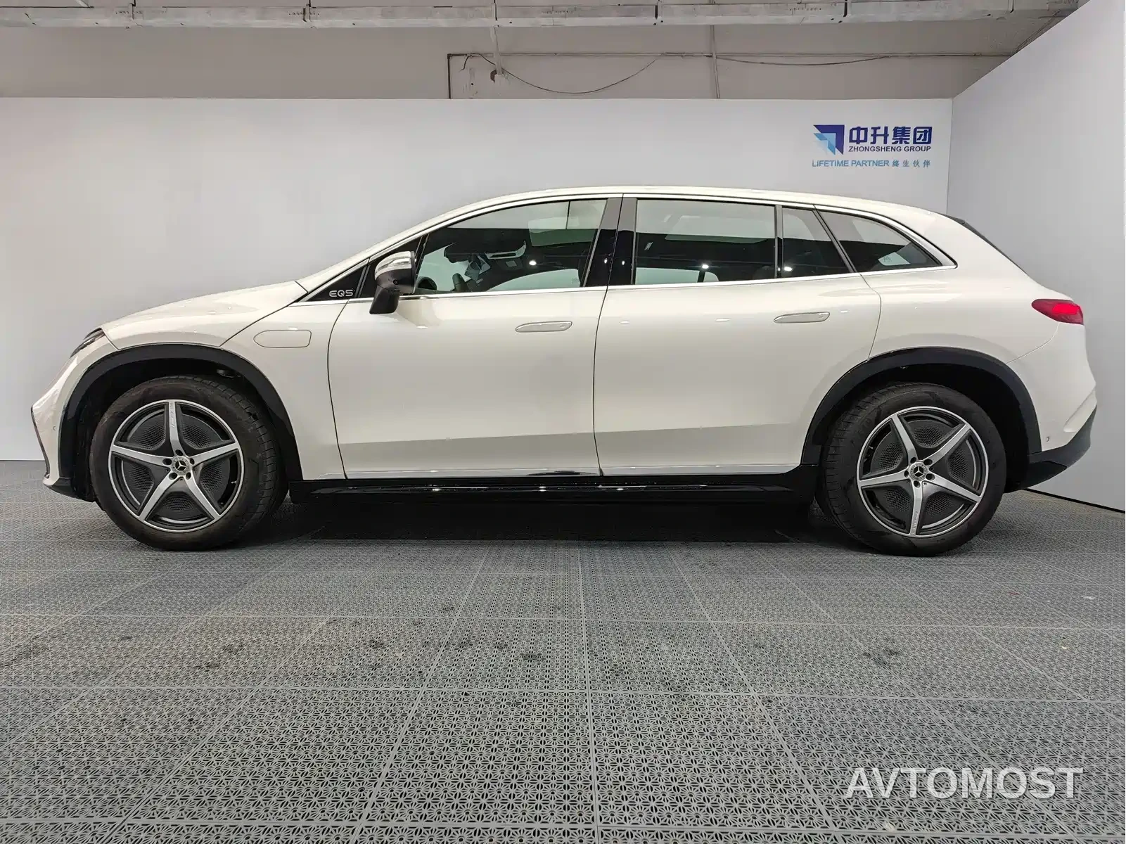 Mercedes-Benz EQS SUV 2023 450 4MATIC Pioneer Edition — фото 7