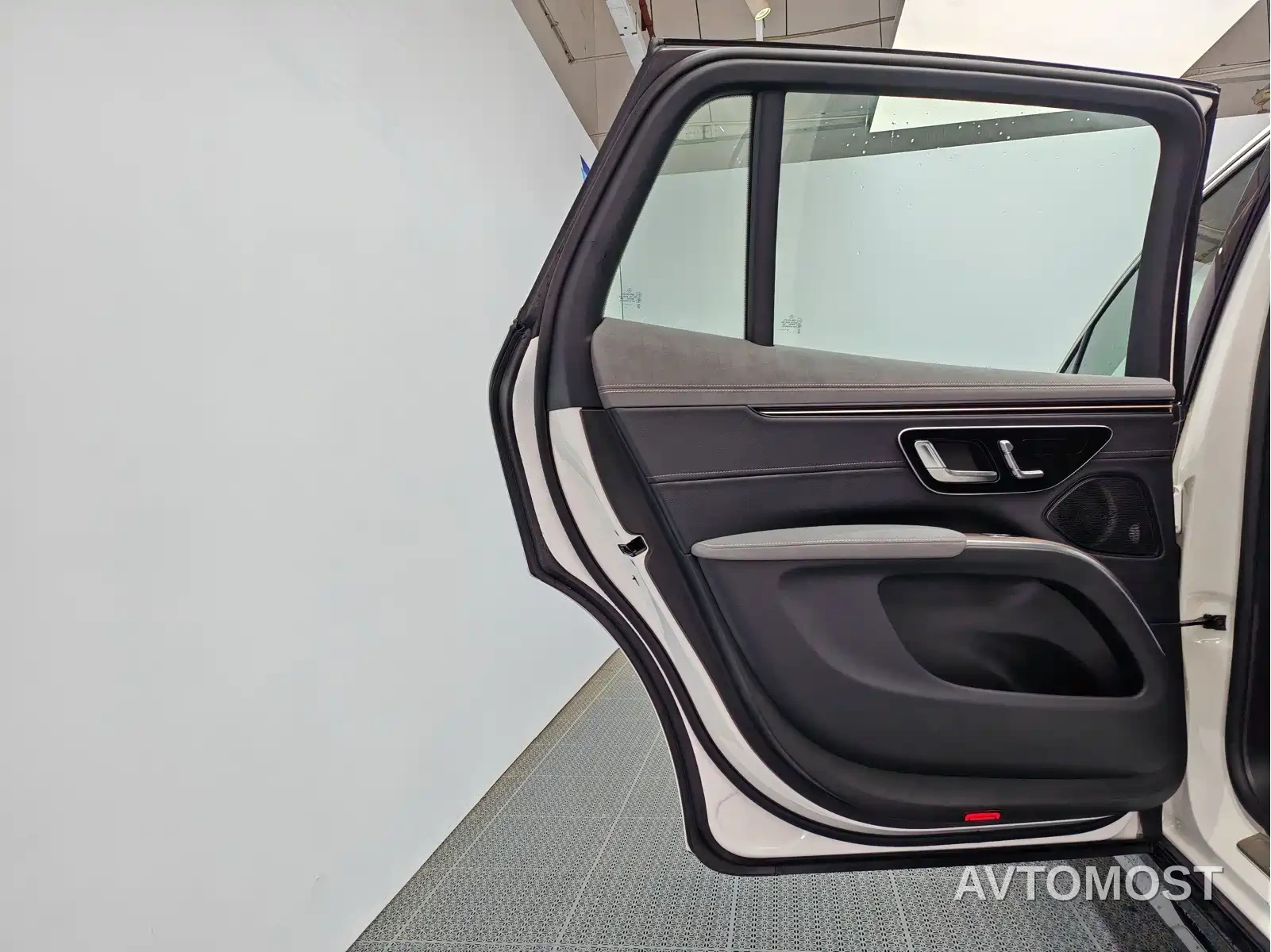 Mercedes-Benz EQS SUV 2023 450 4MATIC Pioneer Edition — фото 13