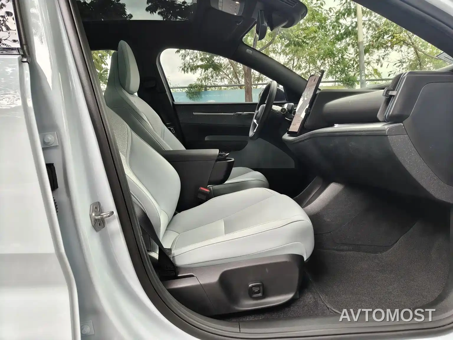 Volvo EX30 2025 RWD Long Range Ultra — фото 13