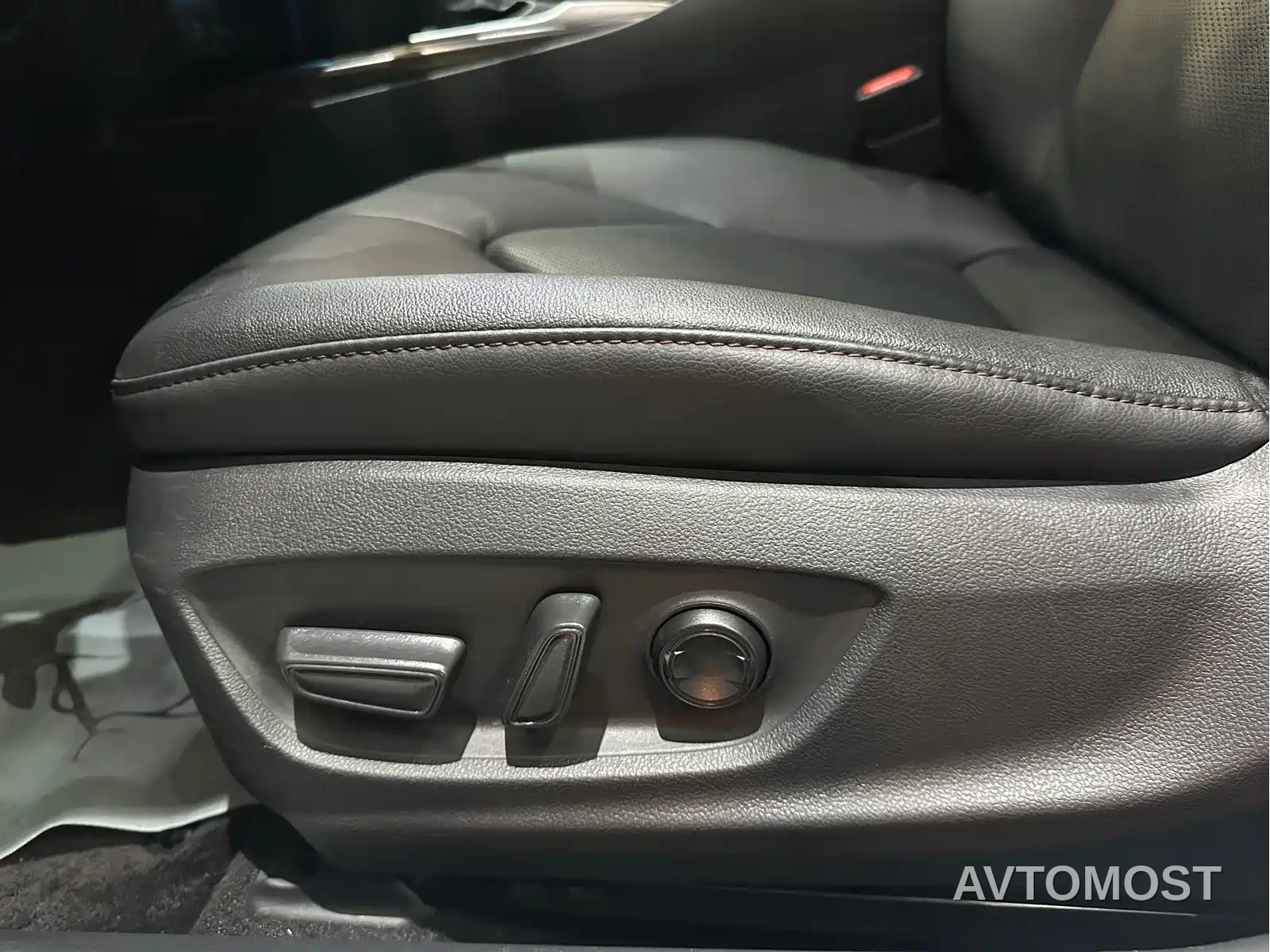 Toyota Camry 2019 Hybrid 2.5HG Luxury Edition China V — фото 8