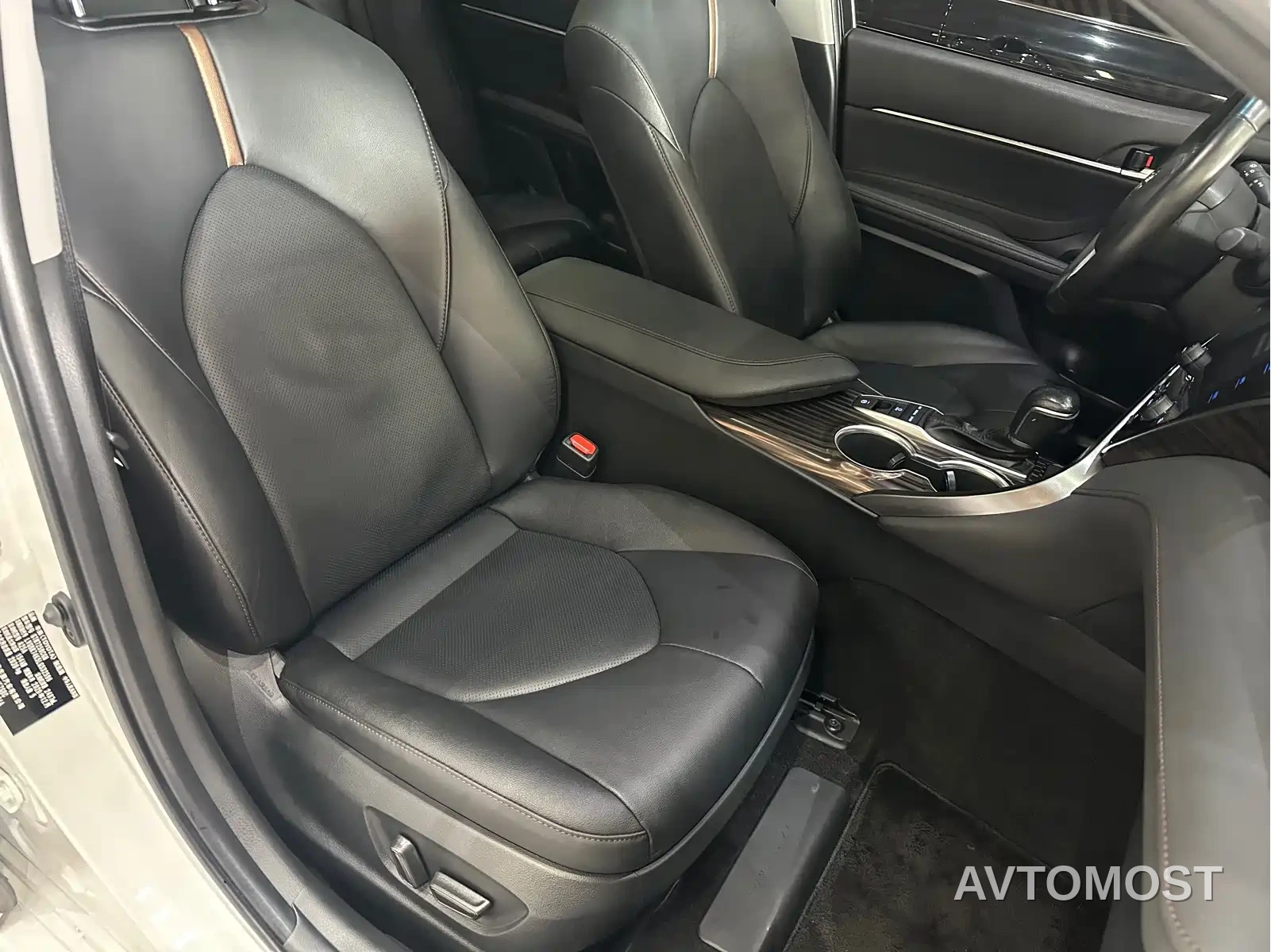 Toyota Camry 2019 Hybrid 2.5HG Luxury Edition China V — фото 9