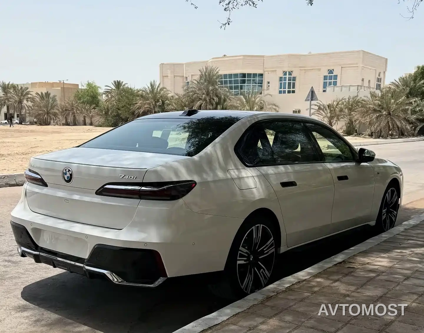 BMW 7 Series 2023 Model 740Li Premium Luxury Package — фото 3