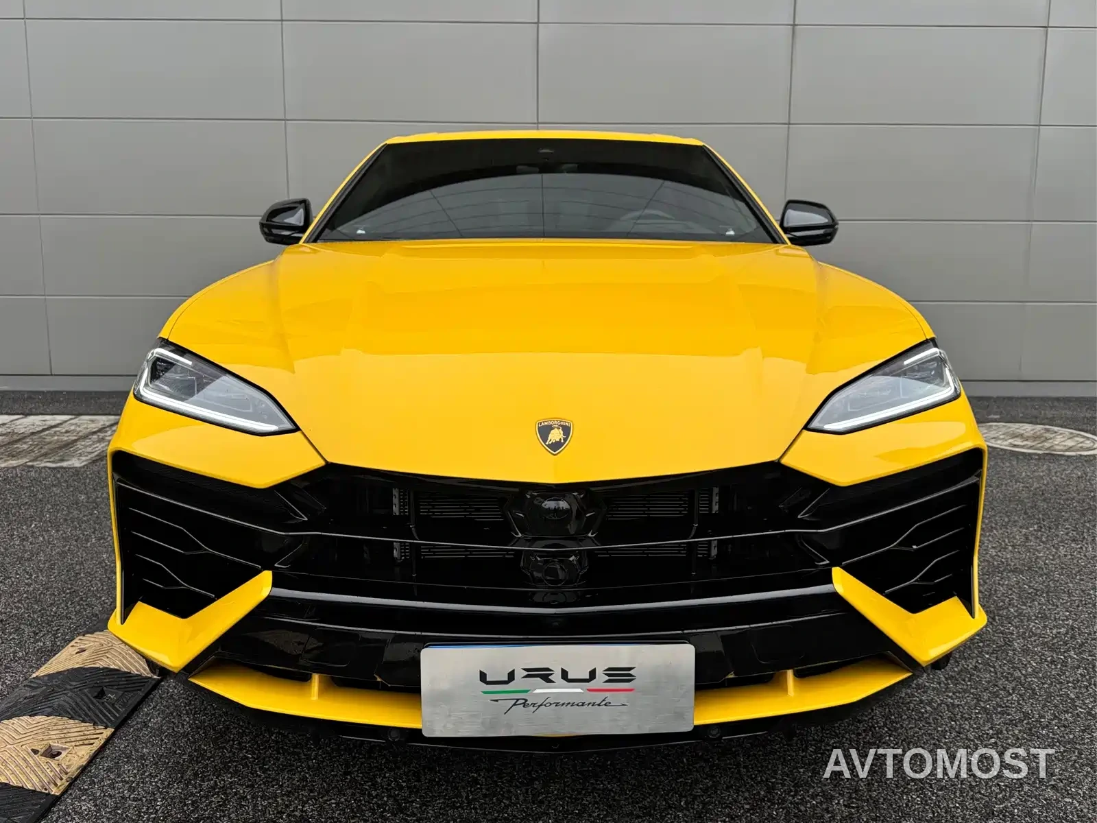 Lamborghini Urus SE 2025 4.0T Standard Edition — фото 2