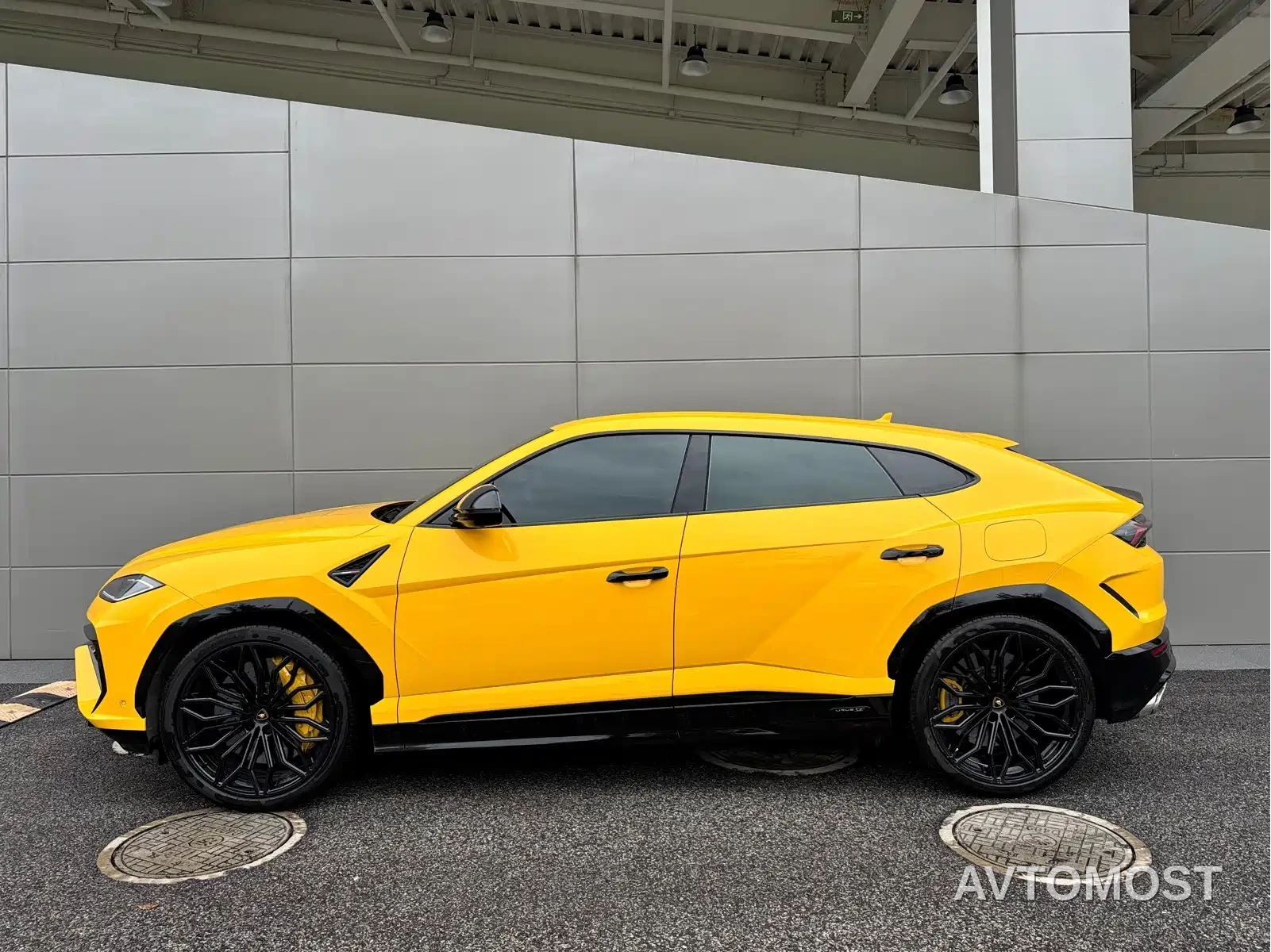 Lamborghini Urus SE 2025 4.0T Standard Edition — фото 4