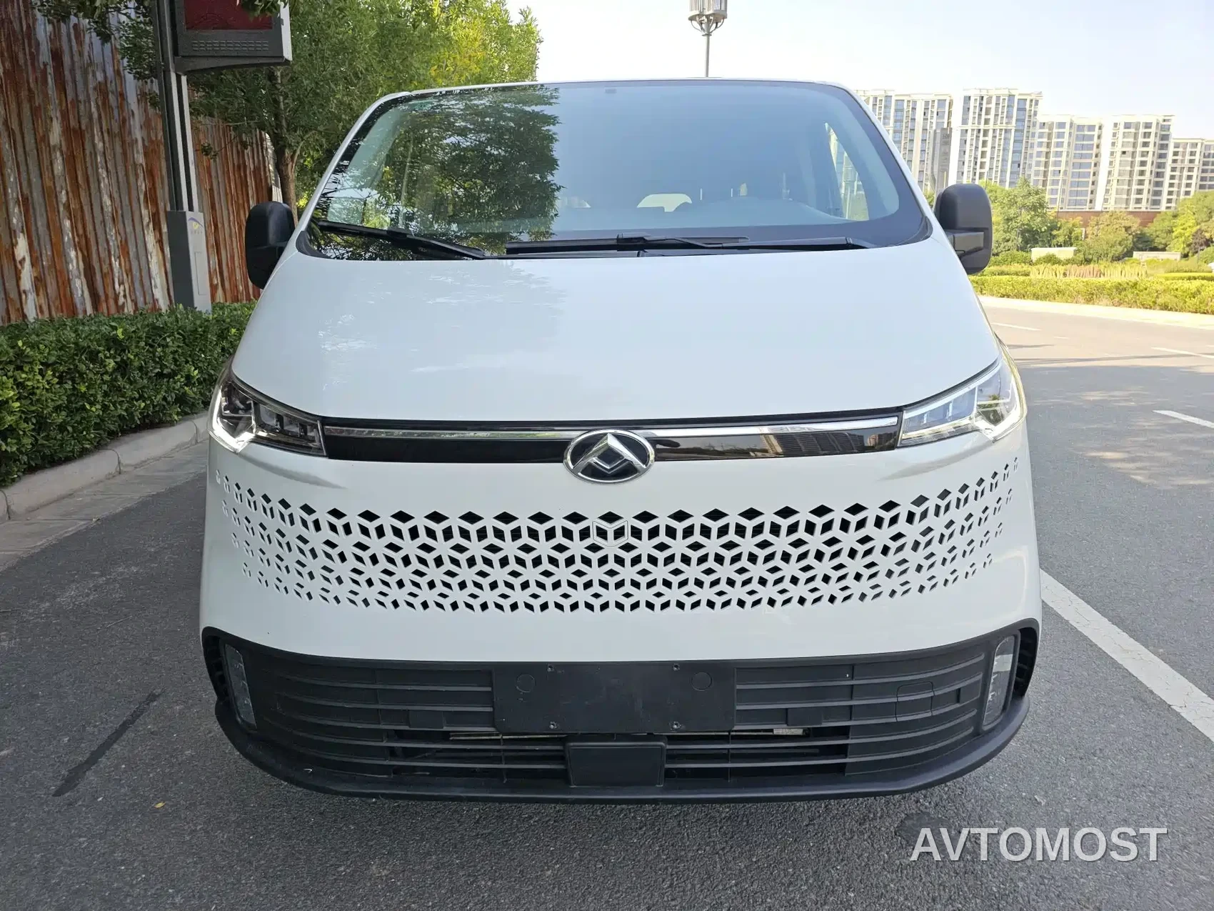 SAIC Maxus Xintu V70 2023 Model 2.0T Elite Edition Automatic Long Wheelbase Low Roof 6/7-Seater — фото 2