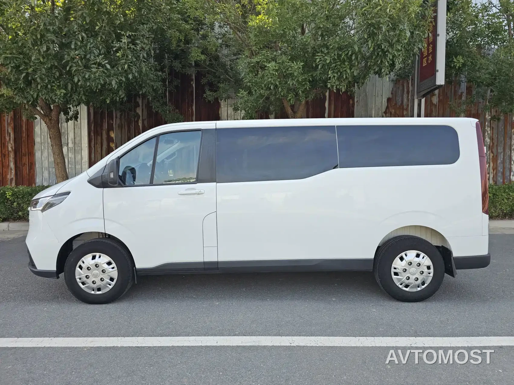 SAIC Maxus Xintu V70 2023 Model 2.0T Elite Edition Automatic Long Wheelbase Low Roof 6/7-Seater — фото 7