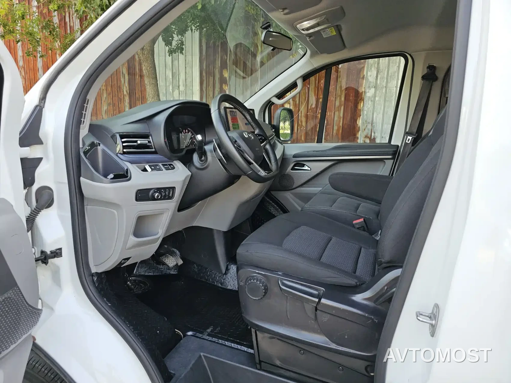 SAIC Maxus Xintu V70 2023 Model 2.0T Elite Edition Automatic Long Wheelbase Low Roof 6/7-Seater — фото 11