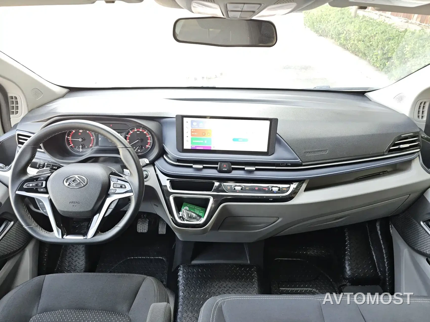 SAIC Maxus Xintu V70 2023 Model 2.0T Elite Edition Automatic Long Wheelbase Low Roof 6/7-Seater — фото 13