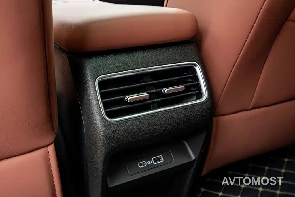 Geely Boyue REV 2026 Extended Range Base Model — фото 15