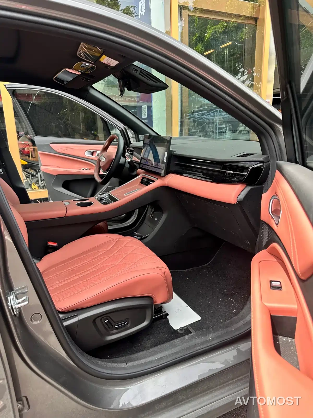 Geely Boyue REV 2026 Extended Range Base Model — фото 7