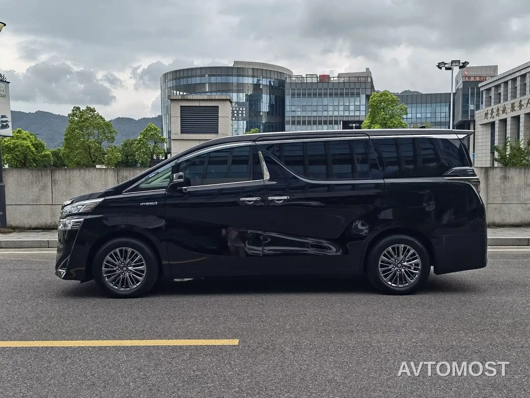 Toyota Alphard 2021 Hybrid 2.5L Luxury — фото 1