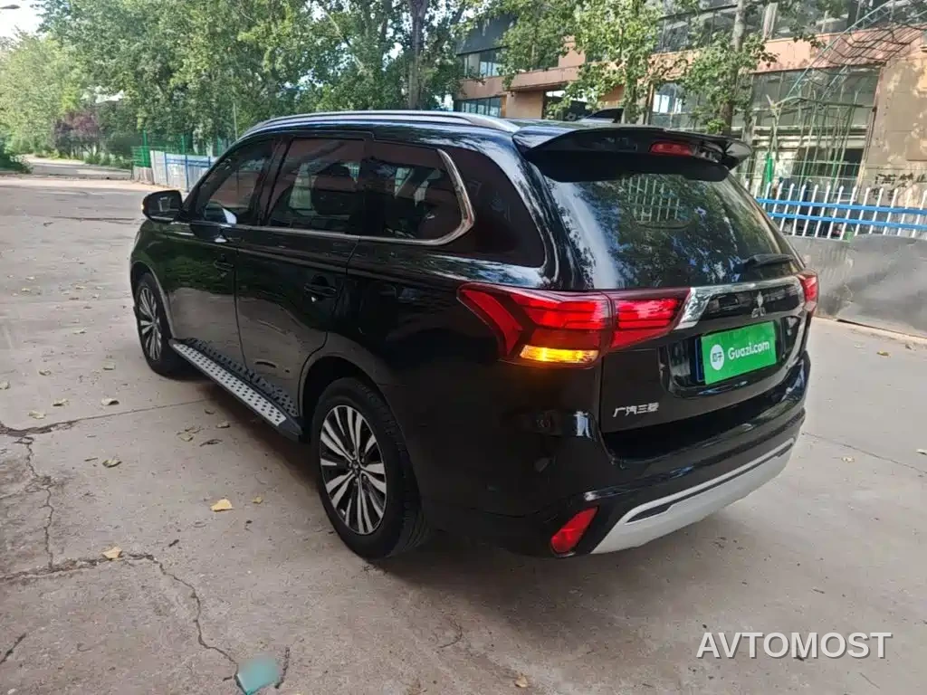 Mitsubishi Outlander 2021 Facelift 2.0L 2WD Premium Edition 5-Seater — фото 5