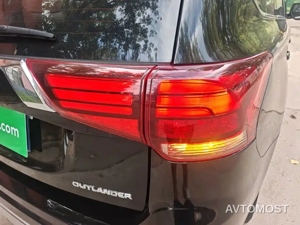 Mitsubishi Outlander 2021 Facelift 2.0L 2WD Premium Edition 5-Seater — фото 8