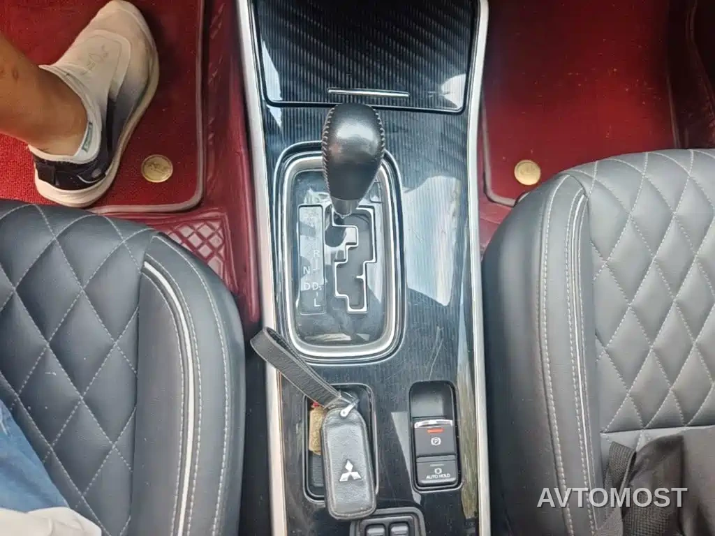Mitsubishi Outlander 2021 Facelift 2.0L 2WD Premium Edition 5-Seater — фото 14