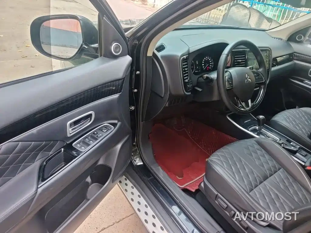 Mitsubishi Outlander 2021 Facelift 2.0L 2WD Premium Edition 5-Seater — фото 16